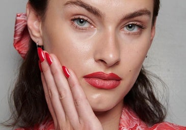 Por qué la manicura roja es la más importante en este momento
